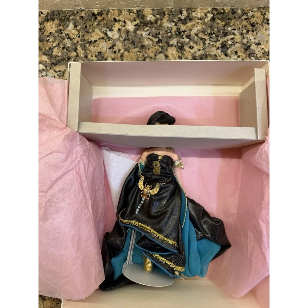 Madame Alexander Cleopatra 86002 1996 Legends #0023/2500 Doll Box COA